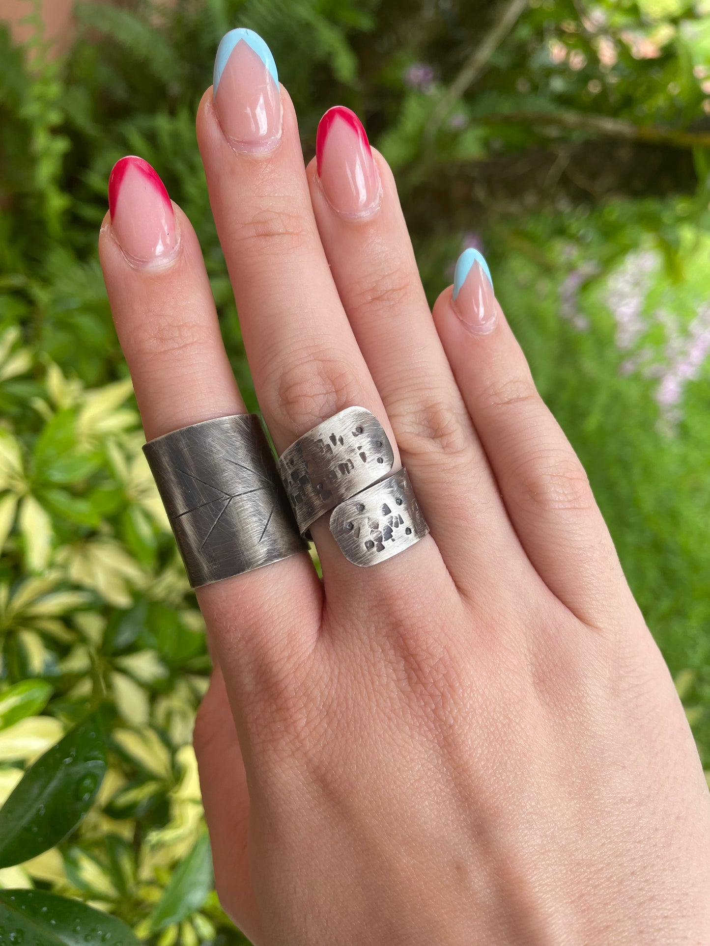 Sortija en metal gruesa