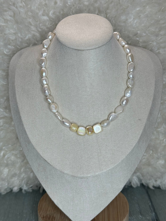 Collar en perlas blancas (niñas)