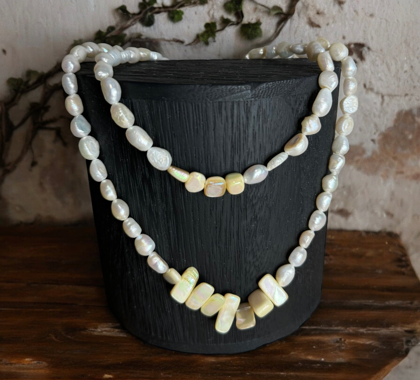 Collar en perlas blancas