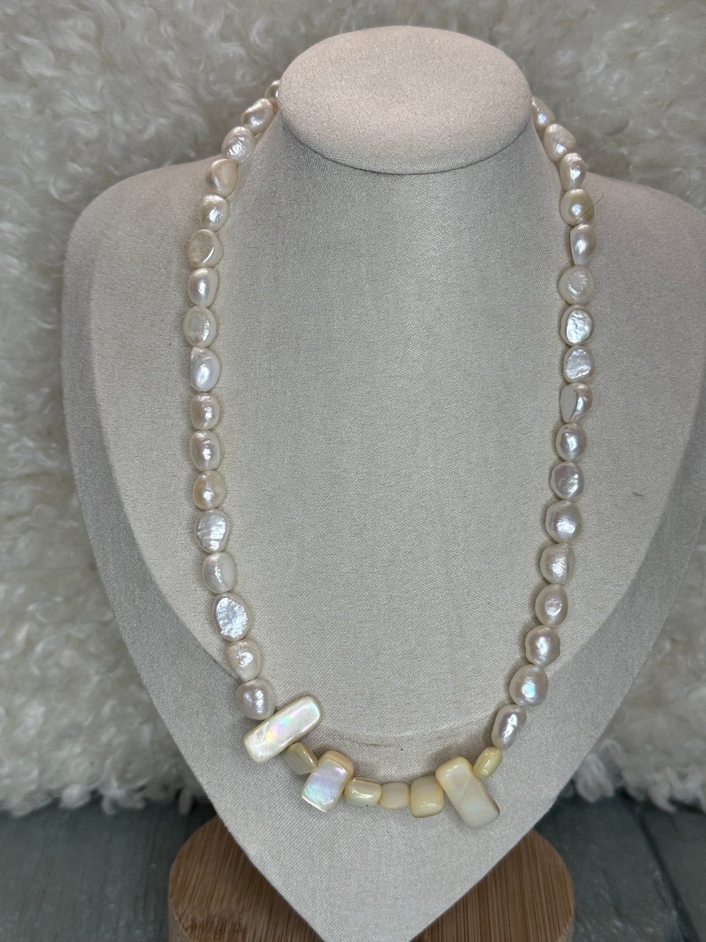 Collar en perlas blancas