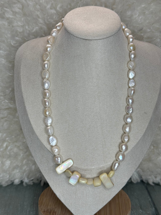 Collar en perlas blancas